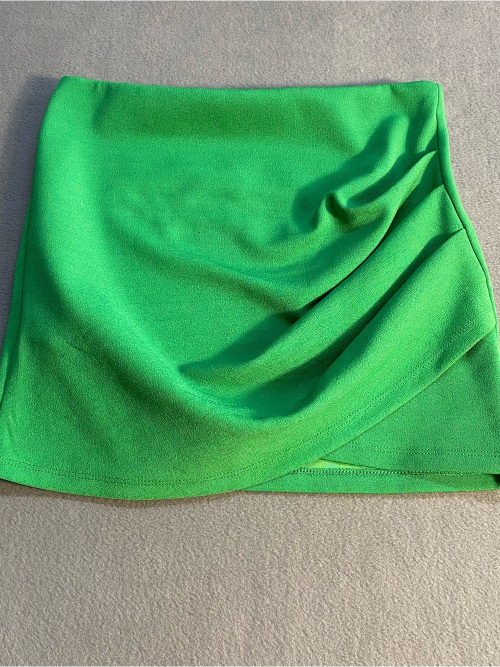 Zara women’s Bright Green Draped Faux-Wrap Mini Skirt, size M